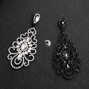 Makro-Detail der Vintage-Kristallohrringe im Palaststil mit schwarzer Metallbasis und Steckern
