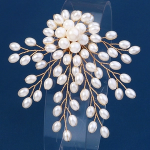 Gros plan détaillé d'une broche florale faite main avec perles et fils métalliques dorés
