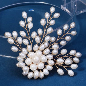 Broche fleur perle faite main avec fil doré et perles gouttes sur fond bleu