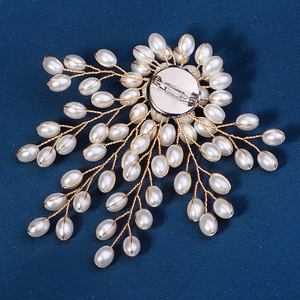 Vue détaillée de l'arrière d'une broche fleur en perles avec fermoir de sécurité argenté