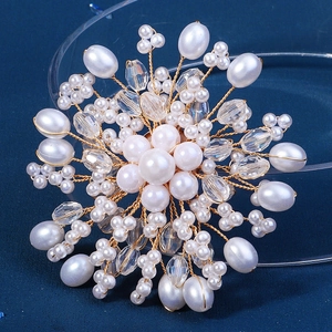 Détail d'une broche fleur en perles faite main avec perles blanches et cristal