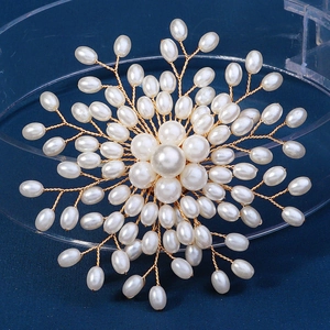Détail macro d'une broche en perles radiales avec tissage doré sur fond bleu