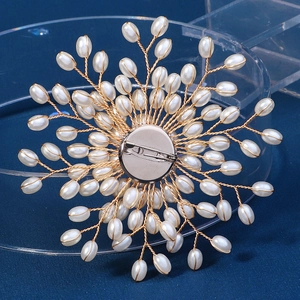 Vue macro de la structure arrière d'une broche fleur en perles avec fermoir à épingle