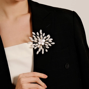 Broche Fleur en Künstliche Perles Faite à la Main pour Femme Élégante Épingle Étoilée en Cristal Plaqué Or Argent Accessoires de Mariage Banquet Costume