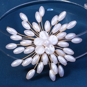 Broche fleur perle faite main avec perles blanches et détails en fil doré torsadé