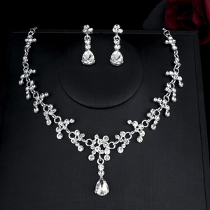 Detailansicht eines luxuriösen Brautschmucksets mit Strasssteinen auf schwarzem Ständer