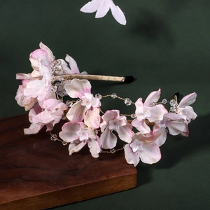 Serre-tête floral élégant avec perles de cristal et fleurs roses sur fil doré