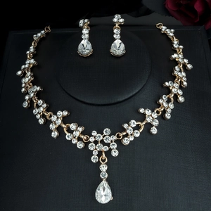 Detailaufnahme von luxuriösem Brautschmuckset mit Strasssteinen und Tropfenanhängern