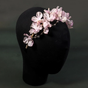 Détail du serre-tête floral fait main avec perles de cristal et pétales d'orchidées