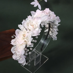 Serre-tête fleuri fait main avec cristaux et pétales ivoire pour un look élégant