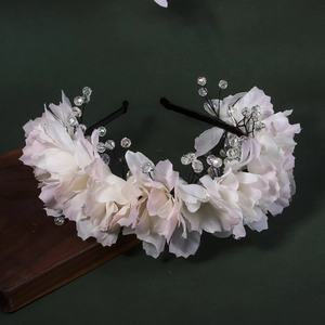 Serre-tête floral avec pétales roses et blancs et perles de cristal sur fond noir