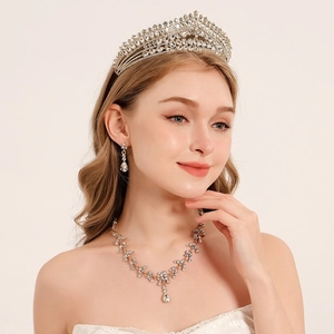 Luxuriöses silbernes Brautschmuck-Set mit glitzernder Strass-Krone, Halskette und Ohrringen