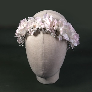 Détail macro du serre-tête floral avec perles de cristal sur une tête de modèle