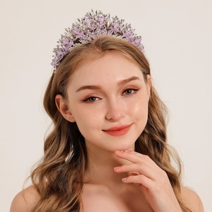 Détails macro d'un diadème de luxe en argent avec cristaux violets et oxydes de zircone