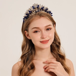 Gros plan d'une couronne de luxe avec cristaux bleu foncé sur modèle pour mariage