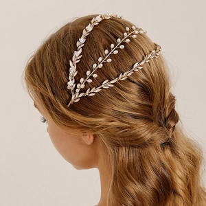 Détail d'un serre-tête bohème à trois rangs doré avec perles blanches et motifs floraux