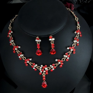Nahaufnahme von luxuriösem Brautschmuck-Set mit roten Rubinen auf Goldbasis