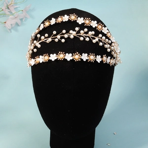 Détail de l'ensemble bandeau de mariage vintage avec fil doré et perles blanches délicates
