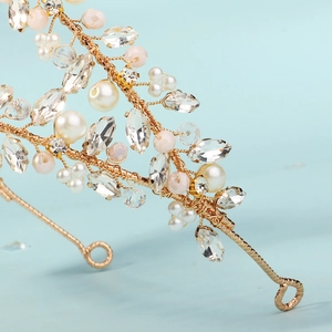 Detailaufnahme des goldenen Haarreifs mit Kristallblumen und weißen Perlen