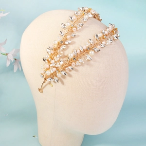 Detailansicht des handgefertigten Goldblatt-Haarbands mit Perlen und Strasssteinen auf Mannequin