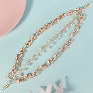 Détail d'un bandeau floral en fil doré avec perles blanches et fleurs de soie