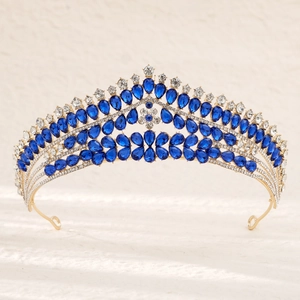 Nahaufnahme der goldenen Brautkrone mit tiefblauen tropfenförmigen Strasssteinen