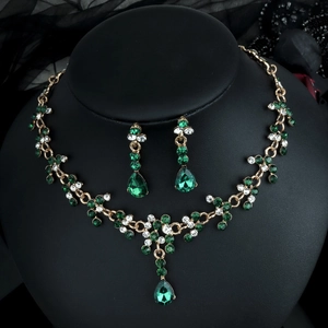 Details des luxuriösen Brautschmuck-Sets mit smaragdgrünen Kristallen auf einer Büste
