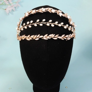Détail d'un serre-tête de mariée à trois couches avec fleurs en émail et feuilles dorées