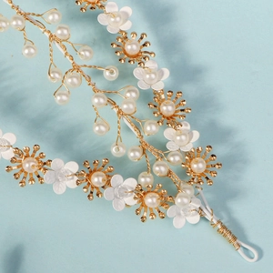 Détail du bandeau de fleurs en perles fait main avec fil torsadé doré pour mariée