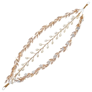Serre-tête de mariée style forêt avec feuilles dorées, perles blanches et fleurs sur blanc