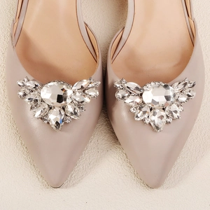 Vue macro des clips en strass scintillants sur d'élégantes ballerines de mariée