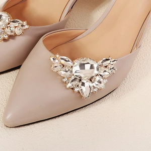 Escarpins pointus de mariée en cuir nude mat ornés de boucles en strass cristallins chic
