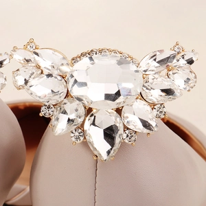 Vue macro de clips chaussures en cristal ovale avec strass brillants sur or
