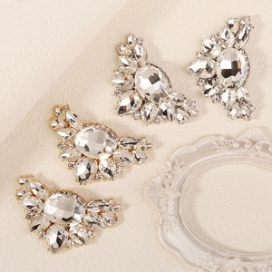 Vue détaillée de grands strass ovales avec alliage argent et or pour chaussures de mariée