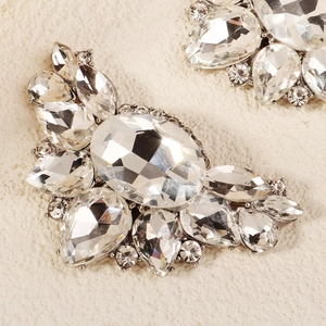 Détail macro du clip chaussure de mariée avec cristaux scintillants et monture en argent