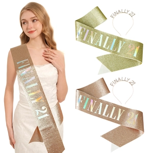 Détail de l'ensemble écharpe et diadème rose doré pour fête du 21ème anniversaire