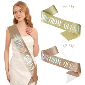 Détail de l'écharpe Birthday Queen pailletée et du diadème Dirty 30 strass en or et rose doré