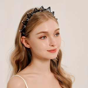Détail du bandeau géométrique noir avec perles de cristal étincelantes et détails de feuilles