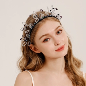 Détail d'un serre-tête fait main avec perles et papillons en cristal sur métal tissé