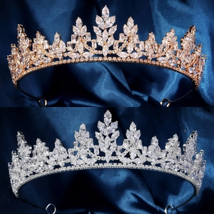 Comparaison détaillée des tiares en cristal doré et argenté avec motifs de feuilles en zircone