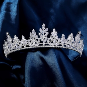 Couronne de mariée de luxe en argent avec zircons étincelants sur fond de satin bleu