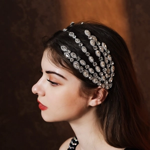 Vue latérale du serre-tête de mariée en argent avec cristaux scintillants pour les mariages