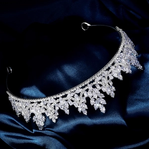 Couronne de mariée de luxe en zircon avec motif feuille scintillante sur satin bleu marine