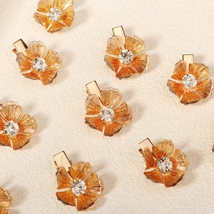Detailansicht der Blumen-Haarspangen mit strukturierten Blättern und Kristallen