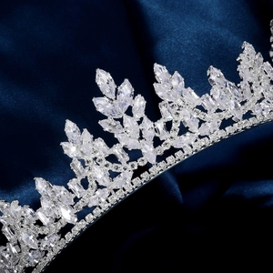 Détail de la couronne de mariée avec zircons marquise sur satin bleu élégant