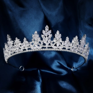 Gros plan d'une couronne de mariée argentée sertie de cristaux de zircone scintillants