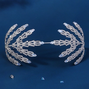 Vue détaillée d'un bandeau de mariée avec feuilles de cristal et pierres bleu glacier