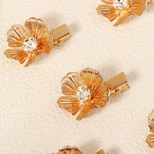 Detail der goldenen Blumen-Haarspangen aus Legierung mit Strassstein und Entenschnabel-Clip