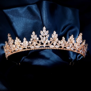 Couronne de mariée luxueuse en or avec zircons sur élégant fond en velours bleu