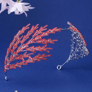 Vue détaillée de la couronne en cristal argenté avec strass rouges sur tissu bleu